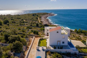 Villa Esquel - Beachfront, heated pool